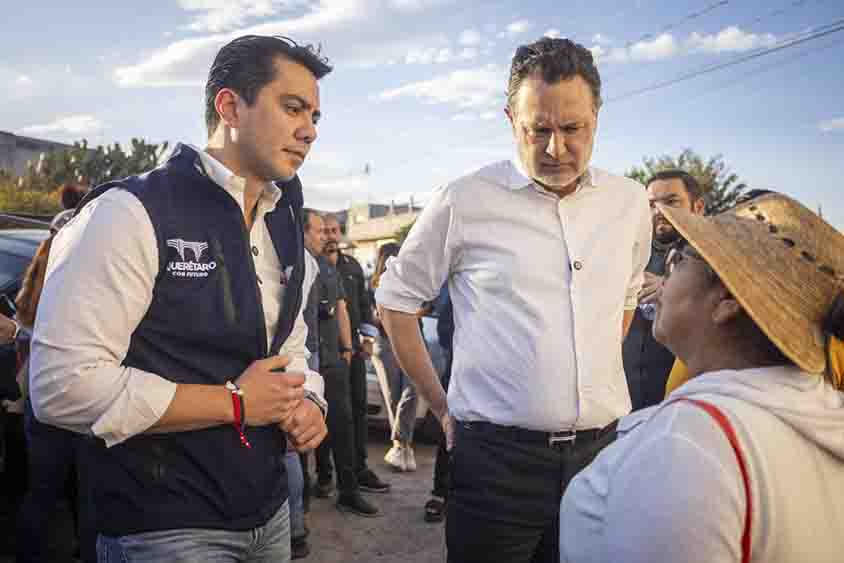 Entregan Mauricio Kuri y Felifer Macías contratos de agua