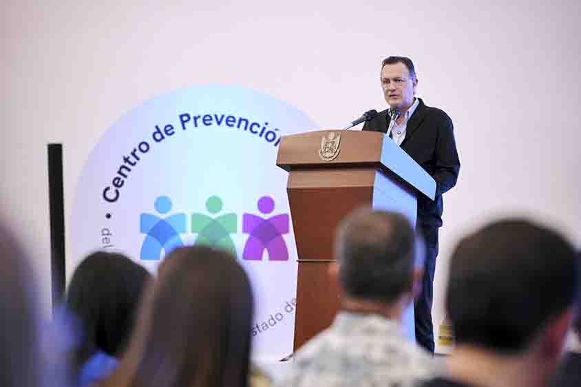 Macías asiste a aniversario del Centro de Prevención