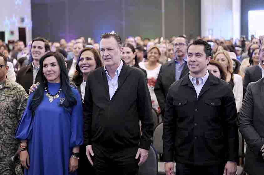 Macías asiste a aniversario del Centro de Prevención