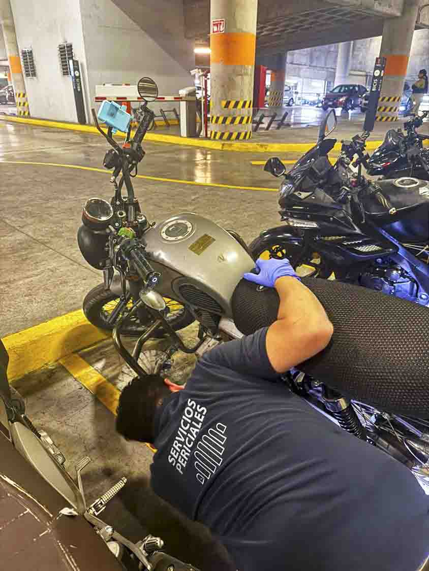 Fiscalía de Querétaro realiza operativo de revisión de vehículos en plazas comerciales