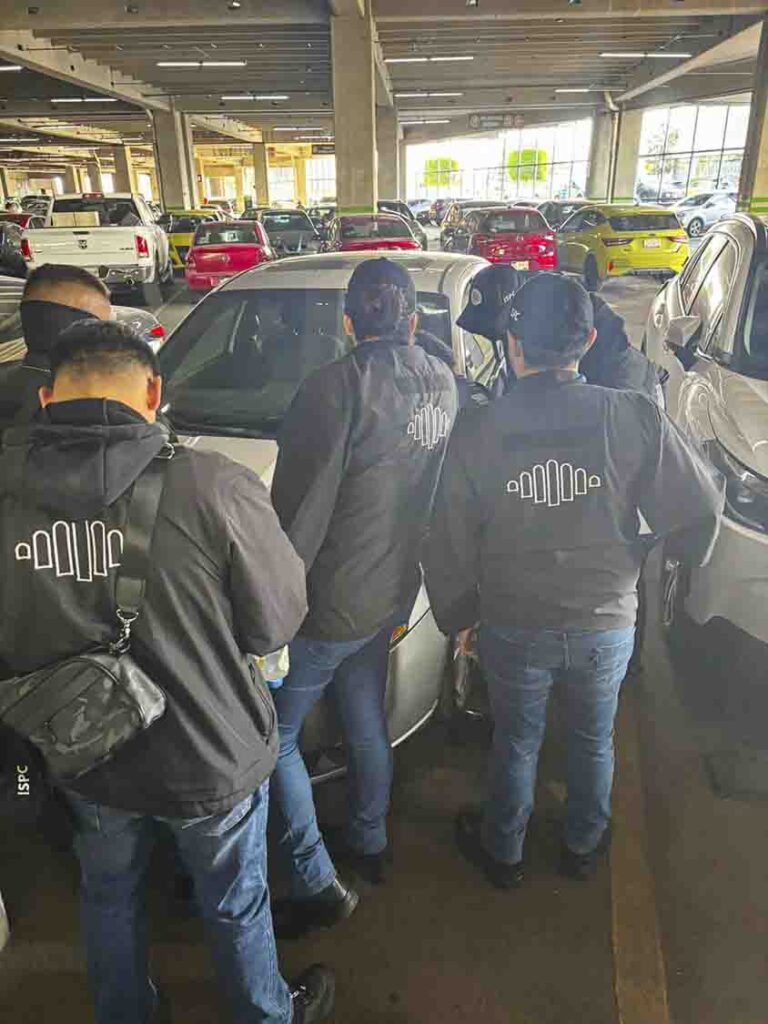 Fiscalía de Querétaro realiza operativo de revisión de vehículos en plazas comerciales