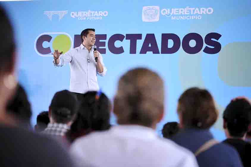 Felifer Macías entrega laptops del programa Conectados