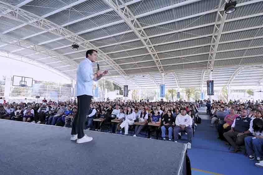 Felifer Macías entrega laptops del programa Conectados