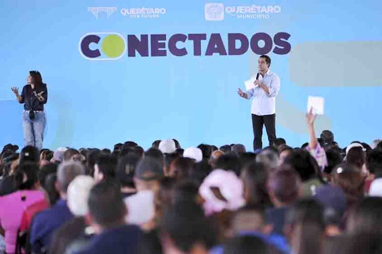 Felifer Macías entrega laptops del programa Conectados