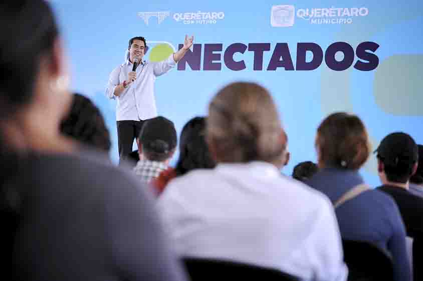 Felifer Macías entrega laptops del programa Conectados