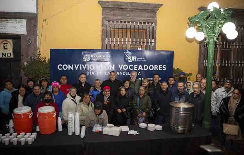 Como parte de las tradiciones que tienen arraigo en la sociedad sanjuanense, el presidente municipal de San Juan del Río, Roberto Cabrera Valencia -acompañado de los secretarios de Gobierno y Desarrollo Sustentable, ambos del estado de Querétaro, Eric Gudiño Torres y Marco Antonio Del Prete Tercero, respectivamente, quienes acudieron en representación del gobernador, Mauricio Kuri González-, se reunió con las y los integrantes de la Unión de Voceadores Mauro Orozco Leal y de la Asociación de Voceadores Sanjuanenses A.C., con quienes compartió tamales y atole con motivo del Día de la Candelaria.