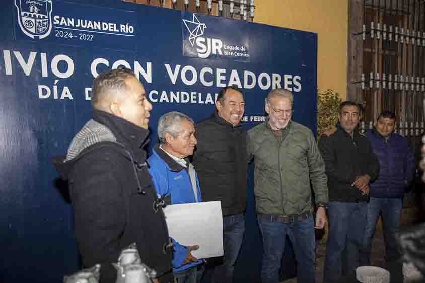 Como parte de las tradiciones que tienen arraigo en la sociedad sanjuanense, el presidente municipal de San Juan del Río, Roberto Cabrera Valencia -acompañado de los secretarios de Gobierno y Desarrollo Sustentable, ambos del estado de Querétaro, Eric Gudiño Torres y Marco Antonio Del Prete Tercero, respectivamente, quienes acudieron en representación del gobernador, Mauricio Kuri González-, se reunió con las y los integrantes de la Unión de Voceadores Mauro Orozco Leal y de la Asociación de Voceadores Sanjuanenses A.C., con quienes compartió tamales y atole con motivo del Día de la Candelaria.
