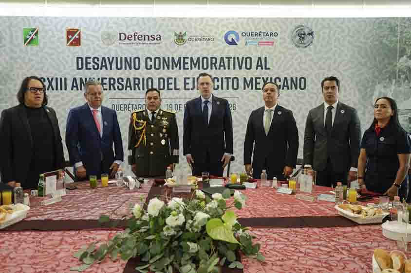 Felifer Macías acompaña al Gobernador en aniversario del Ejército