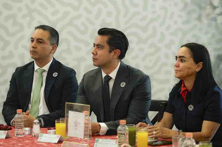 Felifer Macías acompaña al Gobernador en aniversario del Ejército