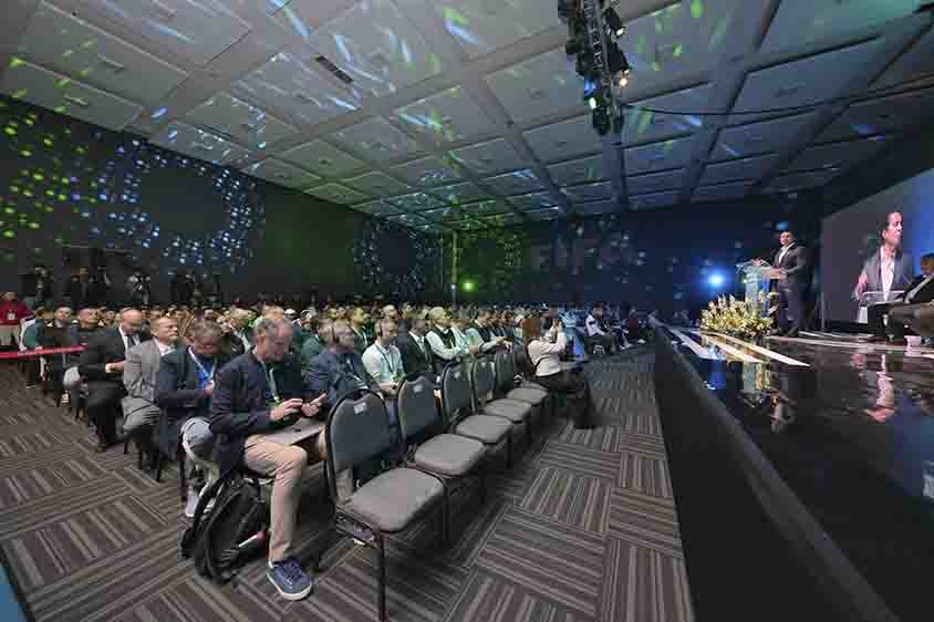 Felifer Macías asiste a Congreso de Fútbol Formativo