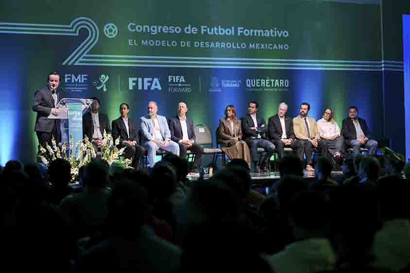Felifer Macías asiste a Congreso de Fútbol Formativo