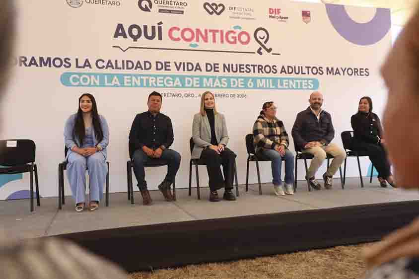 Entrega SEDIF lentes para adultos mayores del municipio de Huimilpan