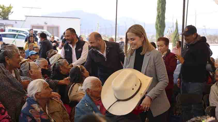 Entrega SEDIF lentes para adultos mayores del municipio de Huimilpan