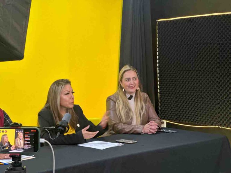 Perla Flores asiste a presentación de Preparatoria Atenas