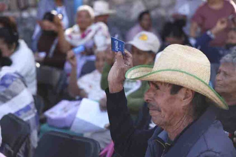 Luis Nava supervisa entrega de canastas en El Marqués