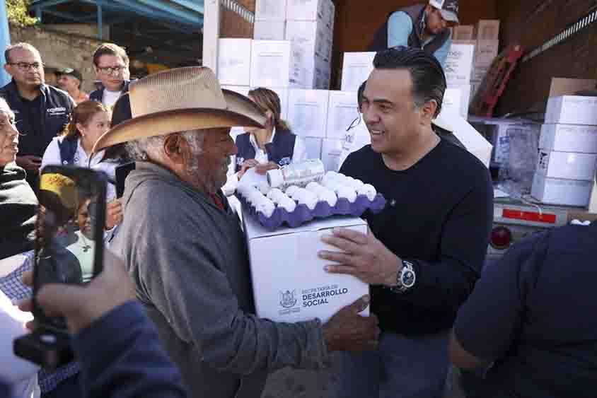 Supervisa Luis Nava entrega de canastas alimentarias en El Marqués