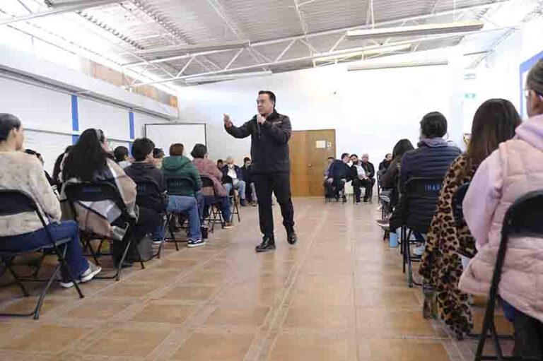 Presentan programas sociales en el Instituto de Artes y Oficios