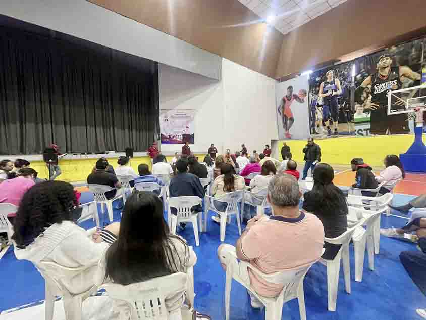 Diputado Sinuehe Pierdragil y Regidor Oscar Sandoval “El Gallo” encabezan foro con docentes en San Juan del Río sobre debido proceso y seguridad jurídica para las y los trabajadores de la educación.