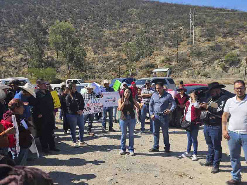 Diputado Eric Silva acompaña manifestación en Peñamiller
