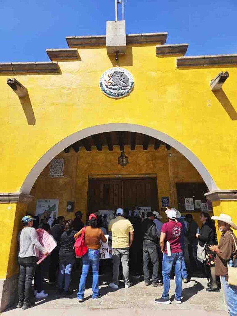 Diputado Eric Silva acompaña manifestación en Peñamiller