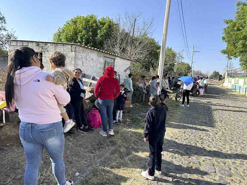 Padres toman primaria “Juan Escutia” y exigen destitución