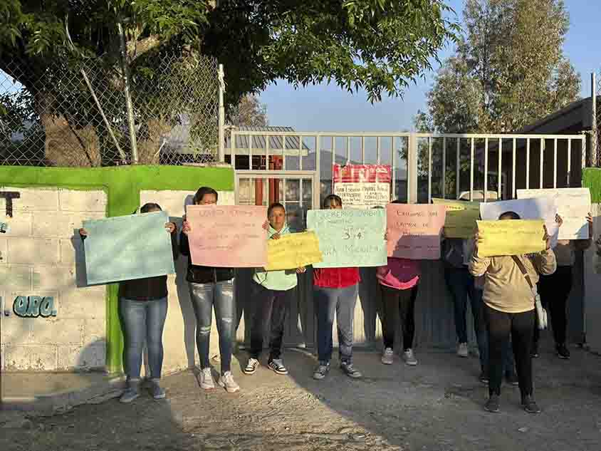 Padres toman primaria “Juan Escutia” y exigen destitución