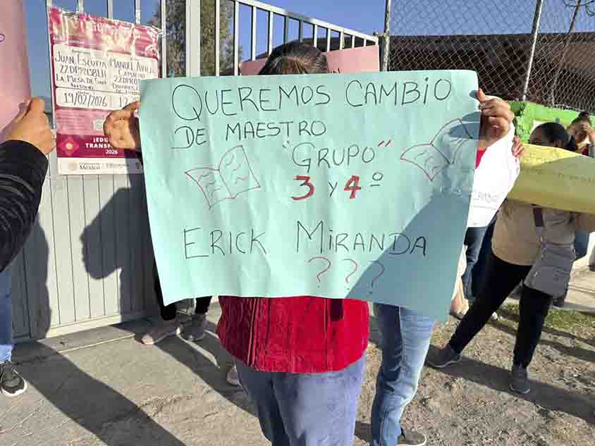 Padres toman primaria “Juan Escutia” y exigen destitución