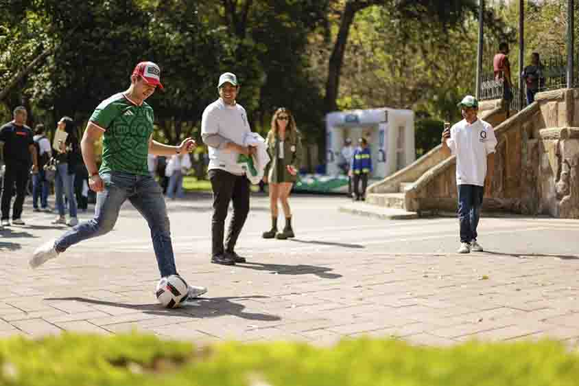 Acude Felifer Macias a activación en el marco del partido de fútbol México vs. Islandia