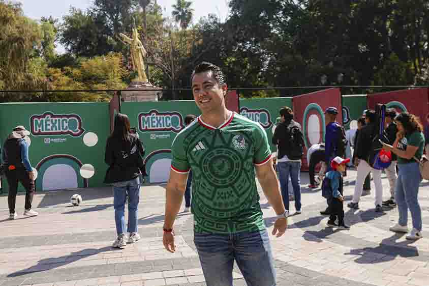 Acude Felifer Macias a activación en el marco del partido de fútbol México vs. Islandia