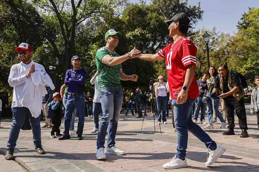 Acude Felifer Macias a activación en el marco del partido de fútbol México vs. Islandia