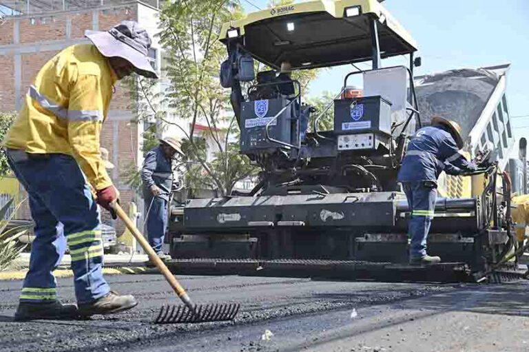 Reencarpetado de vialidades en el sureste de SJR