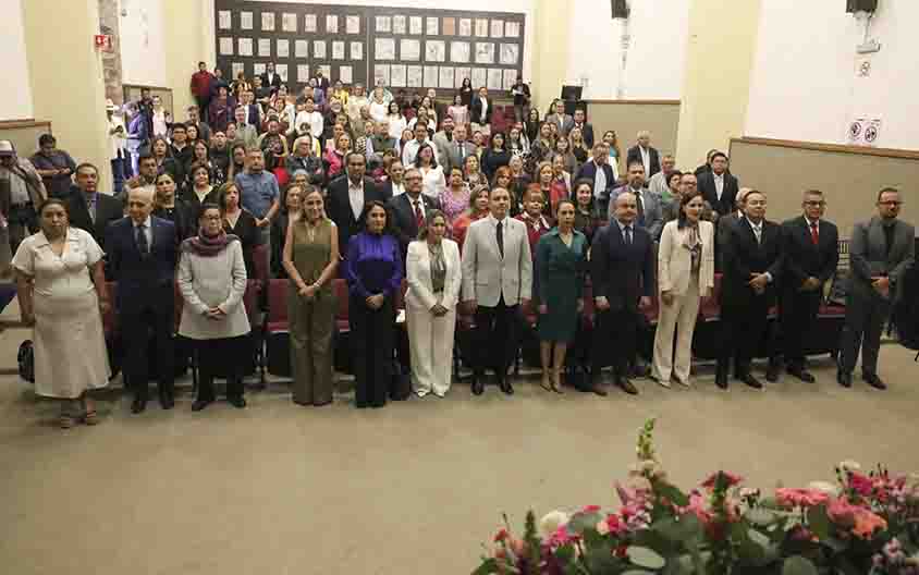 Debido a su compromiso, entrega, profesionalismo y ética, las y los abogados de San Juan del Río son reconocidos por la sociedad, afirmaron el secretario de Gobierno estatal, Eric Gudiño Torres y, en representación del presidente municipal de San Juan del Río, Roberto Cabrera Valencia, la secretaria de Desarrollo Social, Ana Eugenia Patiño Correa, durante la toma de protesta de la Mesa Directiva del Colegio de Profesionales del Derecho de San Juan del Río para el periodo 2026-2028.