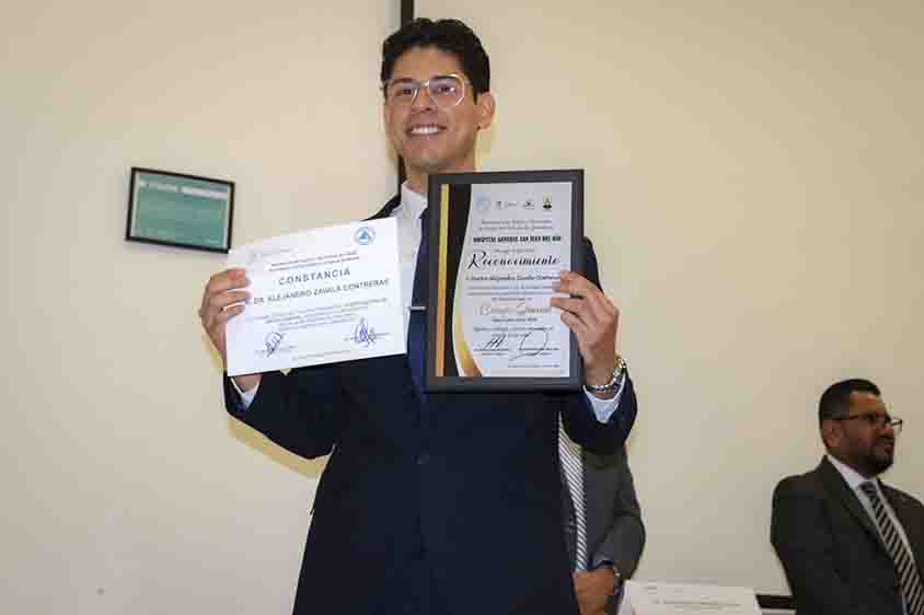 Clausuran ciclo de médicas y médicos especialistas en San Juan del Río