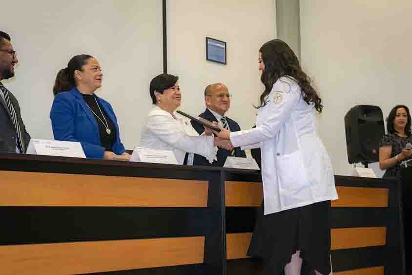 Clausuran ciclo de médicas y médicos especialistas en San Juan del Río