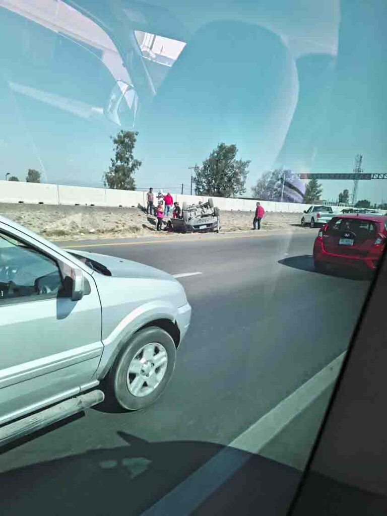 Volcadura en Loma Linda rumbo a San Juan del Río