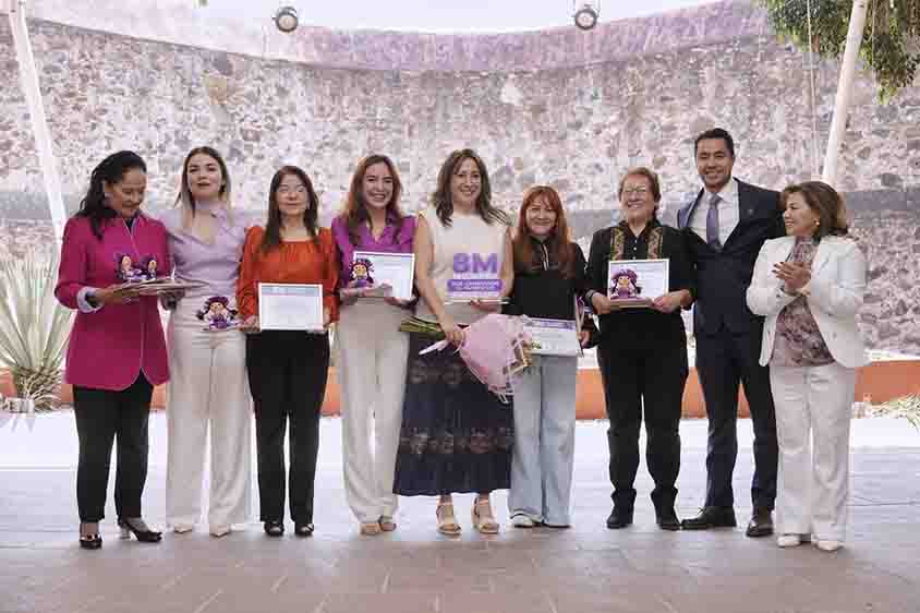 El presidente municipal de Querétaro, Felifer Macías, encabezó la ceremonia de la Segunda Entrega de Reconocimientos “8 Mujeres que Cambiaron el Rumbo de Querétaro”, en la cual se distinguió a 37 mujeres; de las cuales ocho fueron seleccionadas como ganadoras de cada categoría en la que se impulsa el trabajo valioso y positivo, así como también en las actividades que día a día hacen en beneficio de las y los queretanos.
