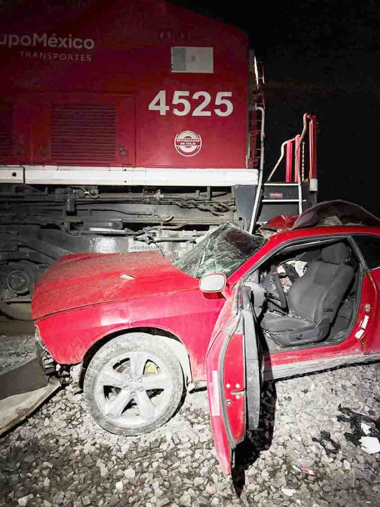 Auto choca contra locomotora en Pedro Escobedo