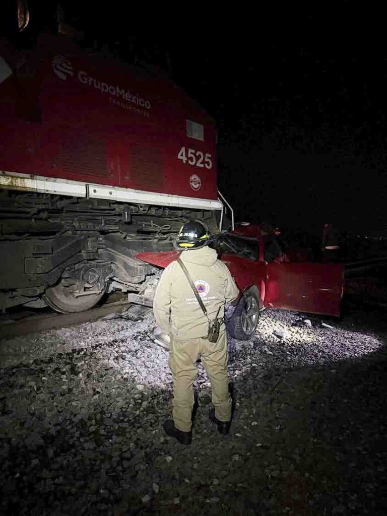 Auto choca contra locomotora en Pedro Escobedo