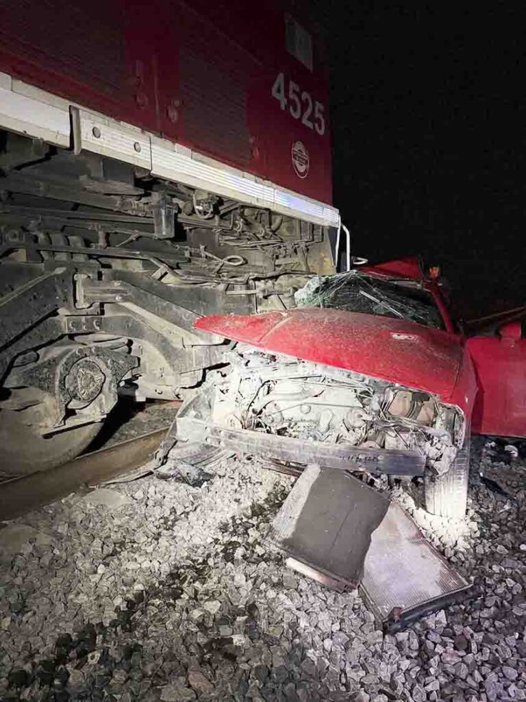 Auto choca contra locomotora en Pedro Escobedo