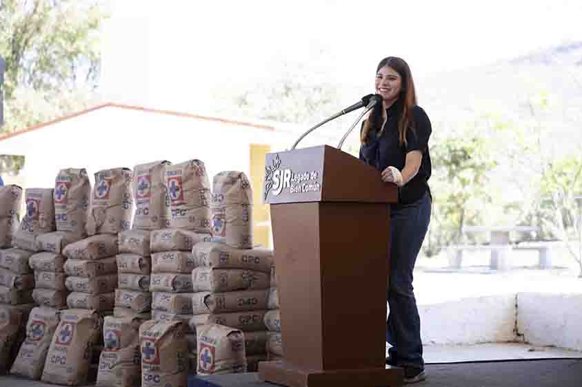 DIF entrega cemento y material didáctico en Estancia de Bordos