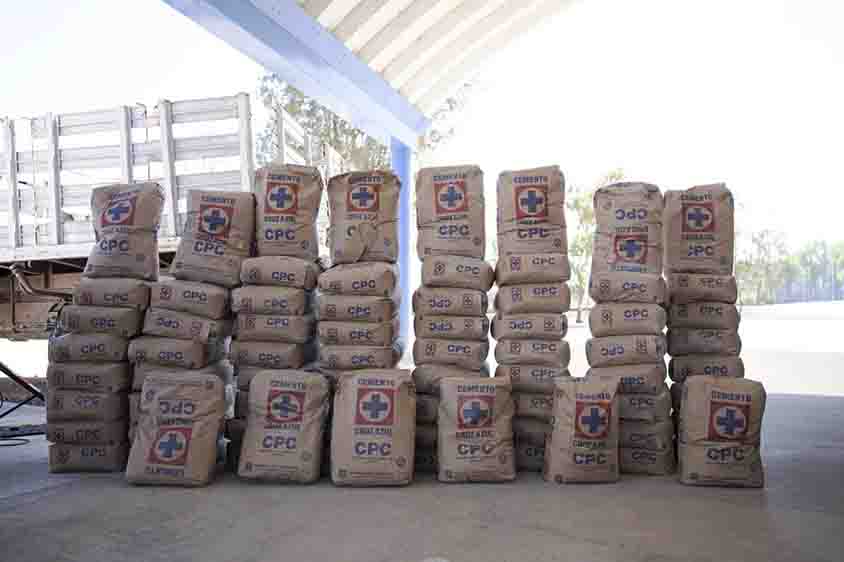 DIF entrega cemento y material didáctico en Estancia de Bordos