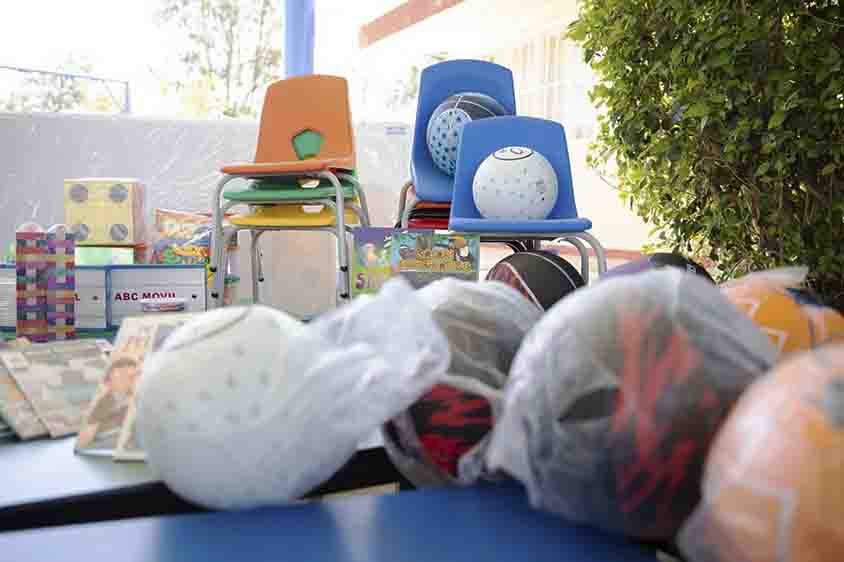DIF entrega cemento y material didáctico en Estancia de Bordos