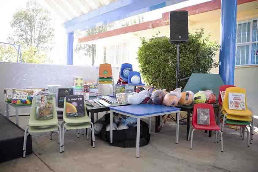 DIF entrega cemento y material didáctico en Estancia de Bordos