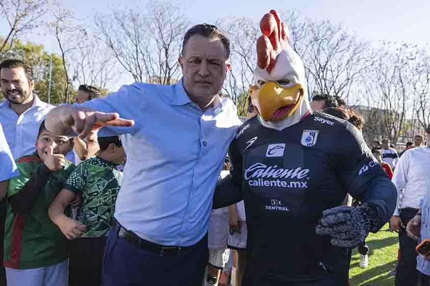 Encabeza Mauricio Kuri entrega de cancha en Unidad Deportiva de El Pueblito