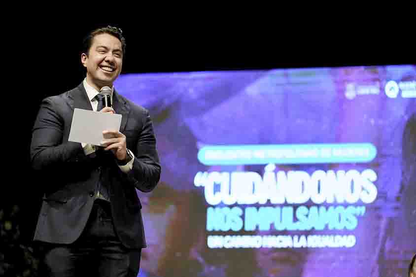 Felifer Macías asiste a panel por la igualdad en Querétaro