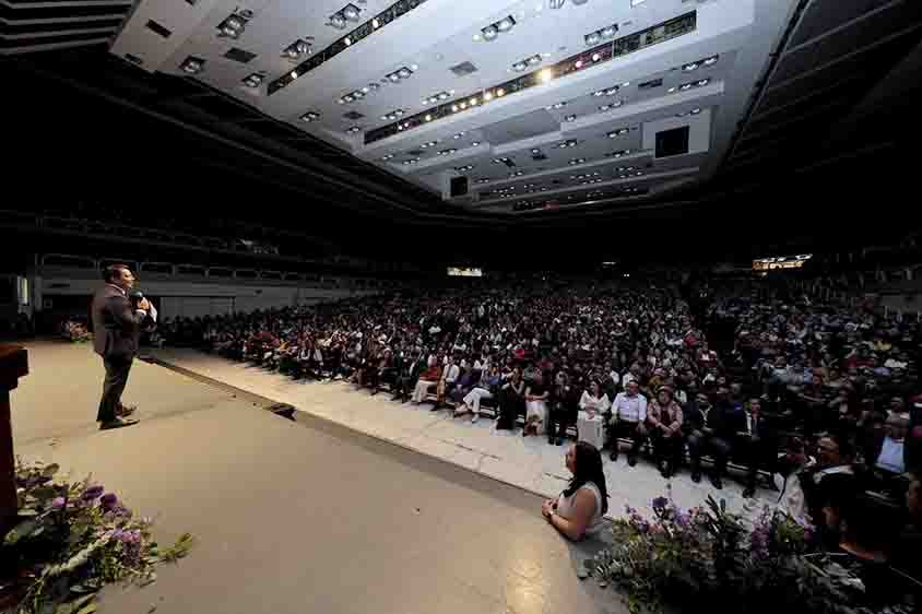 Felifer Macías asiste a panel por la igualdad en Querétaro