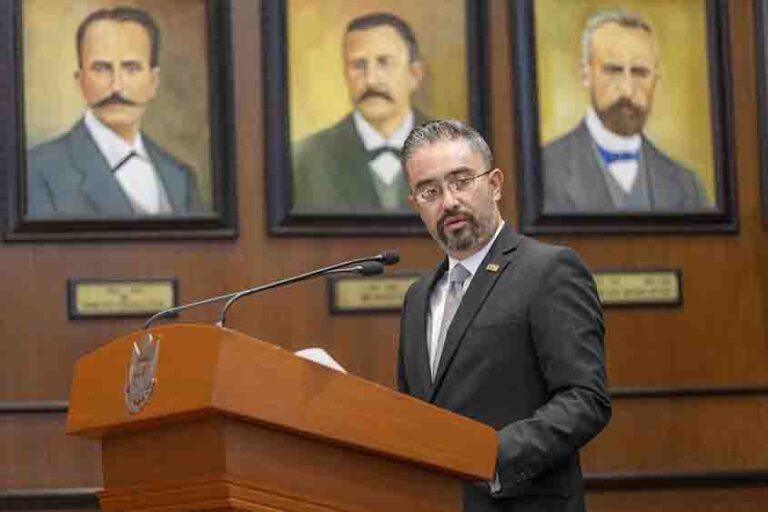 Kuri toma protesta a Consejo de Abogados Litigantes