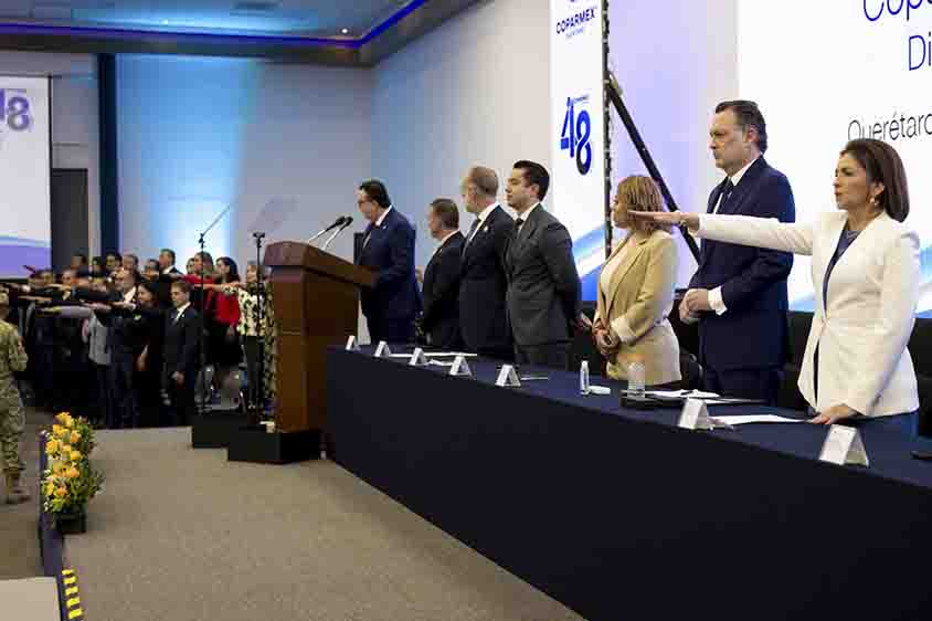 Asiste Gobernador a toma de Compromiso de la COPARMEX Querétaro