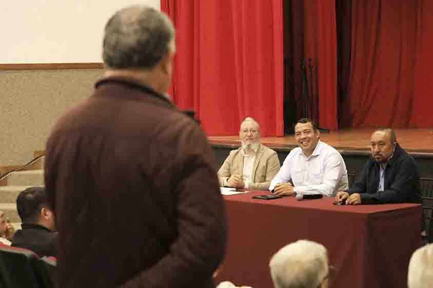 Roberto Cabrera asiste a reunión de cronistas