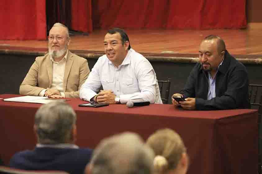 Roberto Cabrera asiste a reunión de cronistas
